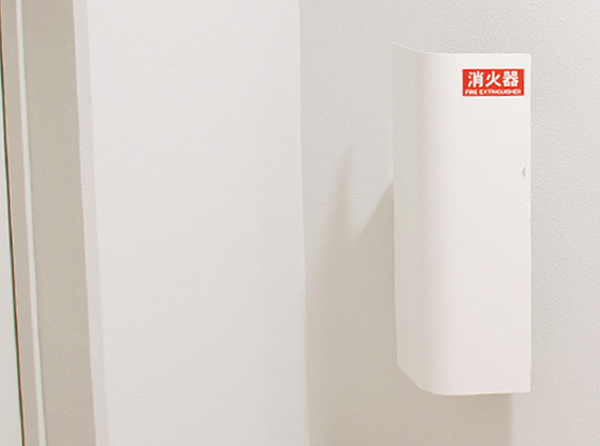 有事の際には扉を開け、サッと取り出せる「消火器ボックス(壁付型)」
